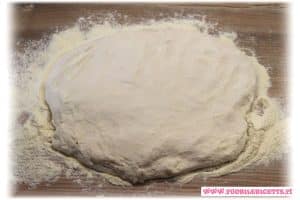Rovesciamo l'impasto sulla spianatoia infarinata Rovesciamo l'impasto sulla spianatoia infarinata