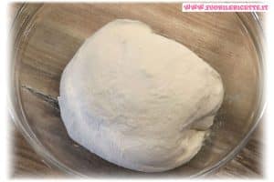 staccare l'impasto dai bordi della ciotola, staccare l'impasto dai bordi della ciotola,