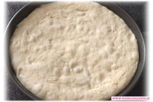 Ungiamo leggermente due teglie e ricopriamole con la pasta. Ungiamo leggermente due teglie e ricopriamole con la pasta.