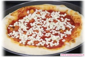 Pizza a lunga lievitazione con idratazione al 70% Pizza a lunga lievitazione con idratazione al 70%