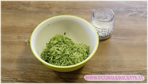 zucchine a julienne con sale
