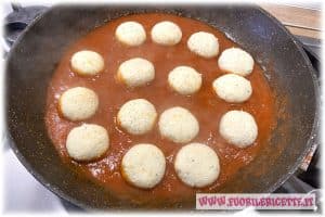 Polpette di ricotta nel sugo