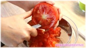 Tagliare il pomodoro col coltello