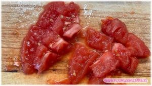 aggiungiamo i pomodori e facciamoli scottare aggiungiamo i pomodori e facciamoli scottare