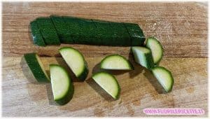 spuntiamo le estremità delle zucchine e tagliamole a dadini spuntiamo le estremità delle zucchine e tagliamole a dadini