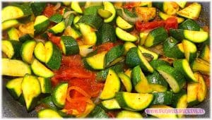 Versiamo la salsa di pomodoro nella padella con le zucchine