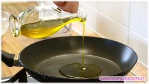 versare un pò di olio sul fondo versare un pò di olio sul fondo