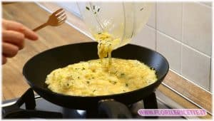 versare il composto di uova crude e cotte  Frittata,