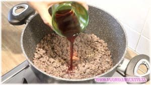 Versare il vino sul Ragù Versare il vino sul Ragù