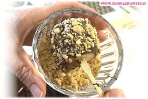 Fragole al cioccolato fondente e arachidi Fragole al cioccolato fondente e arachidi
