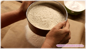 Setacciare la farina per la crostata di marmellata
