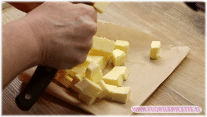 Tagliare il burro a cubetti