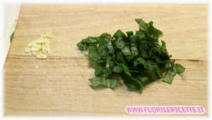Tagliare il basilico e l'aglio