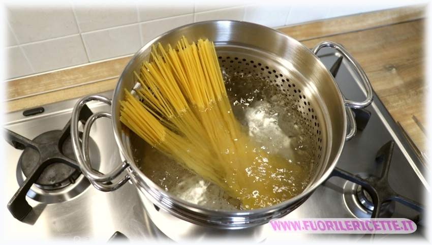 Buttare gli spaghetti nell'acqua bollente