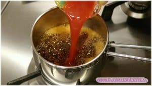 versare il succo di arancia versare il succo di arancia