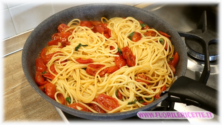 Mantecare gli Spaghetti con pomodorini e basilico