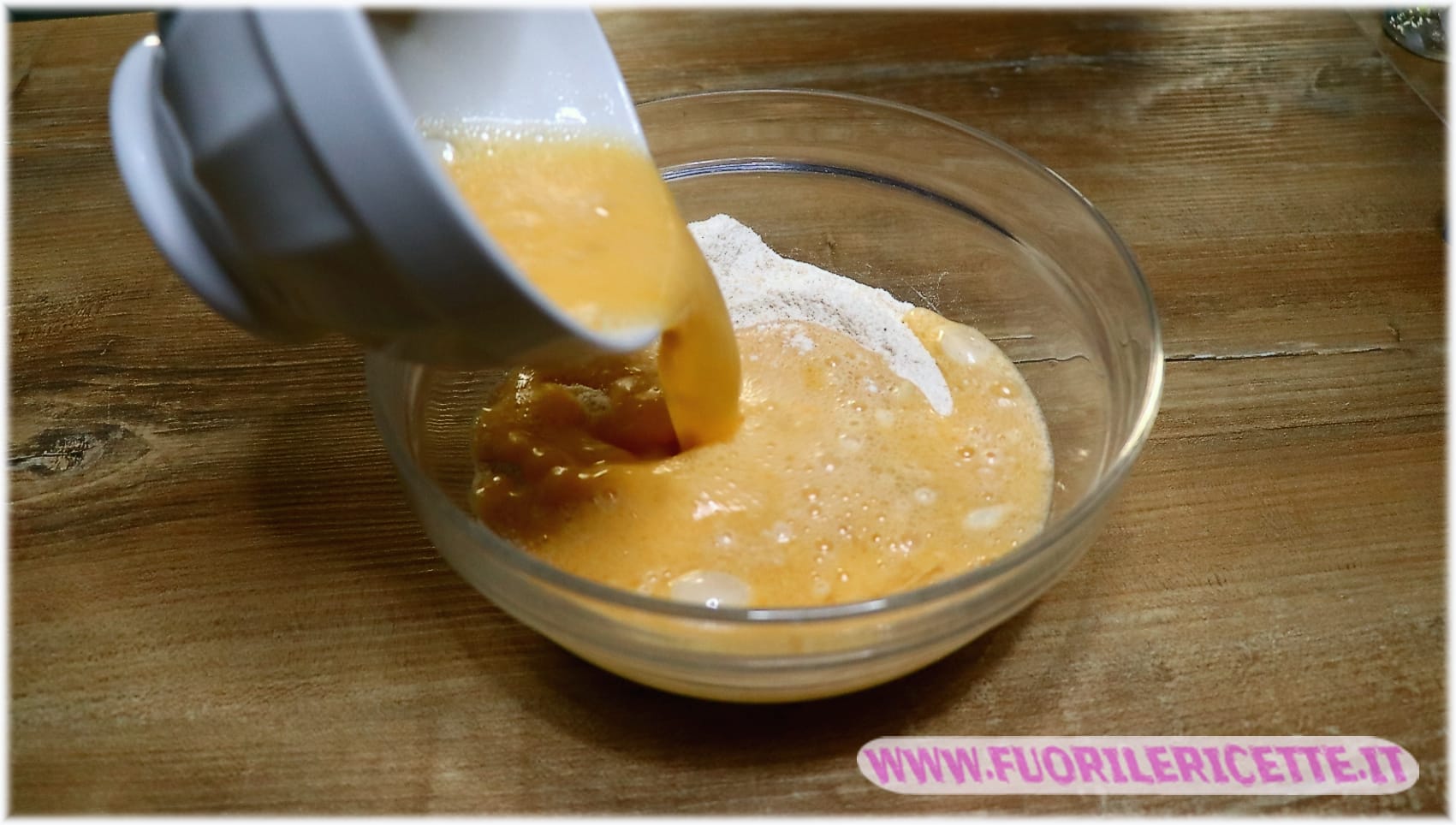 Versate gli ingredienti liquidi nella ciotola con gli ingredienti secchi