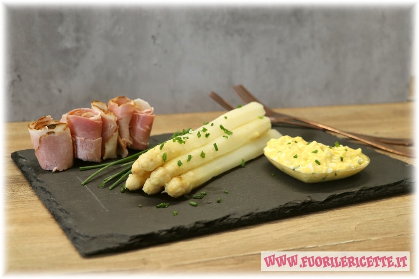Asparagi bianchi con salsa bolzanina