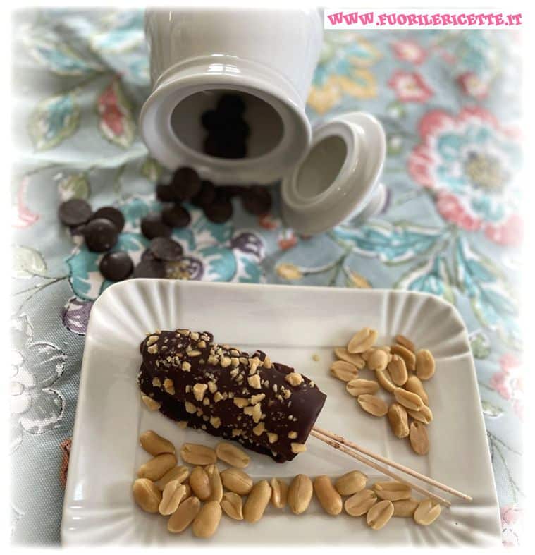 Banane al cioccolato fondente e arachidi