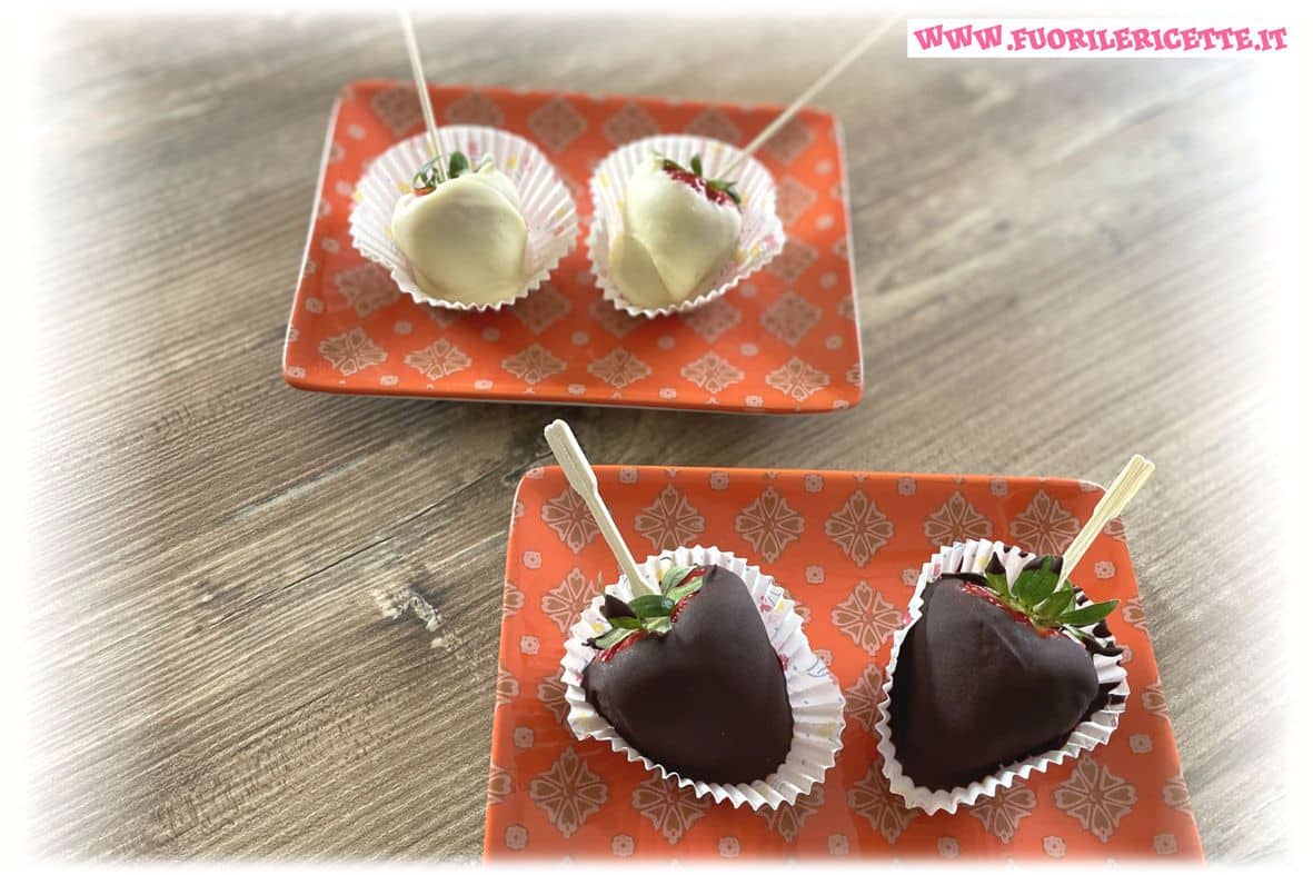 Fragole al cioccolato fondente e arachidi