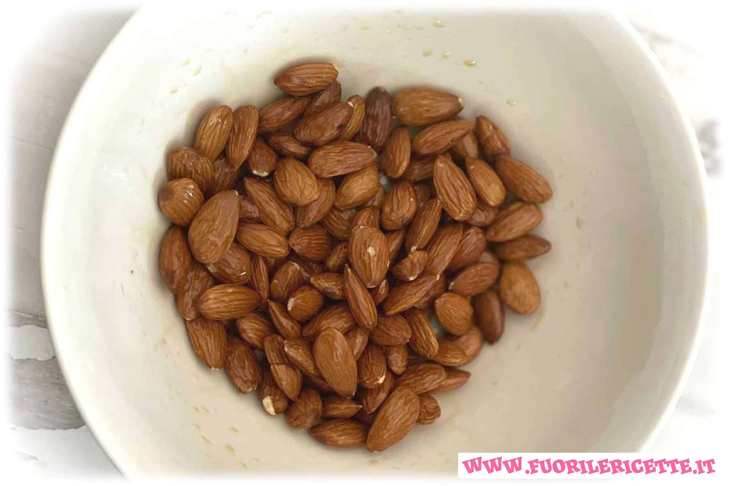 Mandorle salate tostate in forno