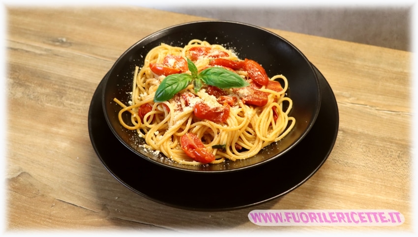Spaghetti con pomodorini e basilico