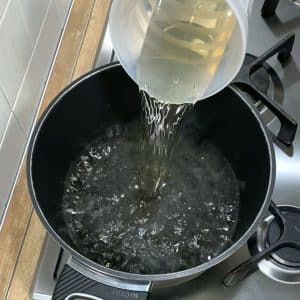 versare aceto nell'acqua calda