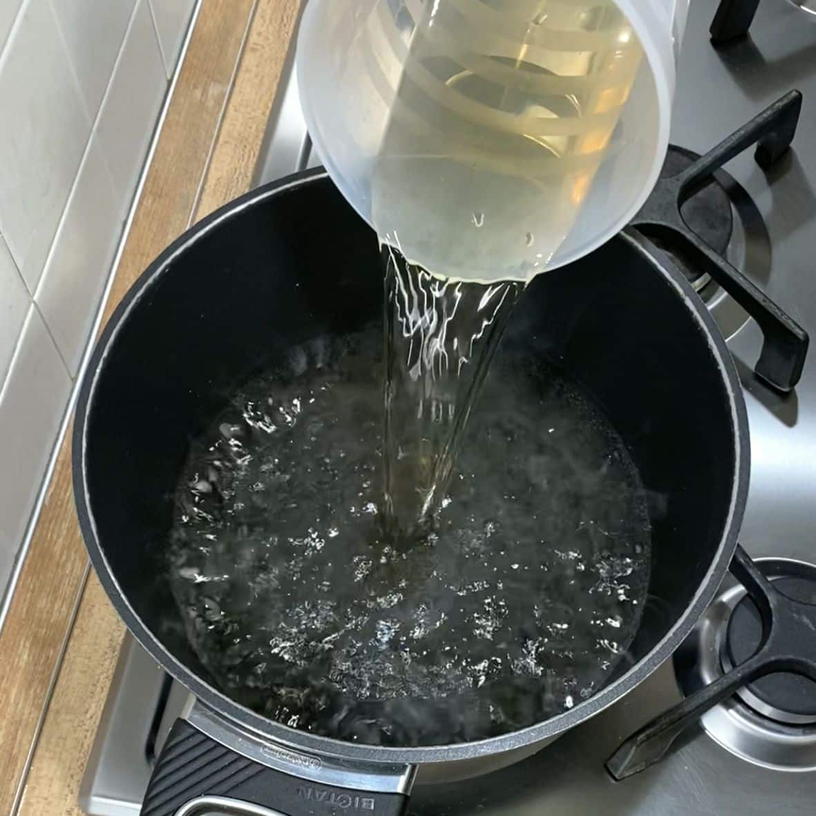 versare aceto nell'acqua calda