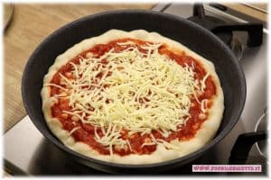 Impasto con pomodoro e mozzarella