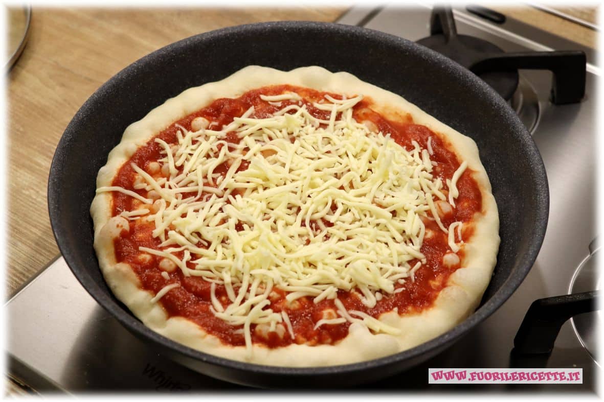 Impasto con pomodoro e mozzarella