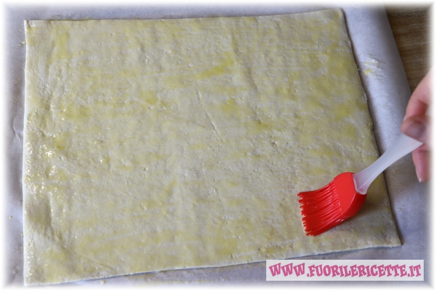 Spennelliamo la sfoglia con il mix di tuorlo e latte in modo uniforme