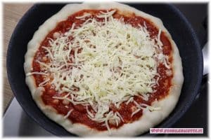 Impasto pomodoro mozzarella e formaggio