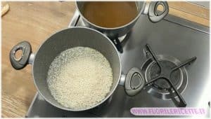 Soffritto cipolla, riso e brodo
