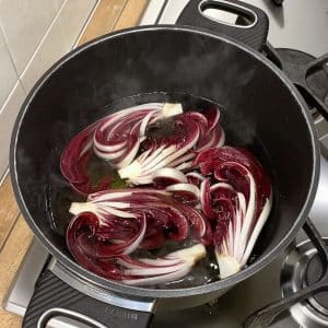 versare radicchio in pentola