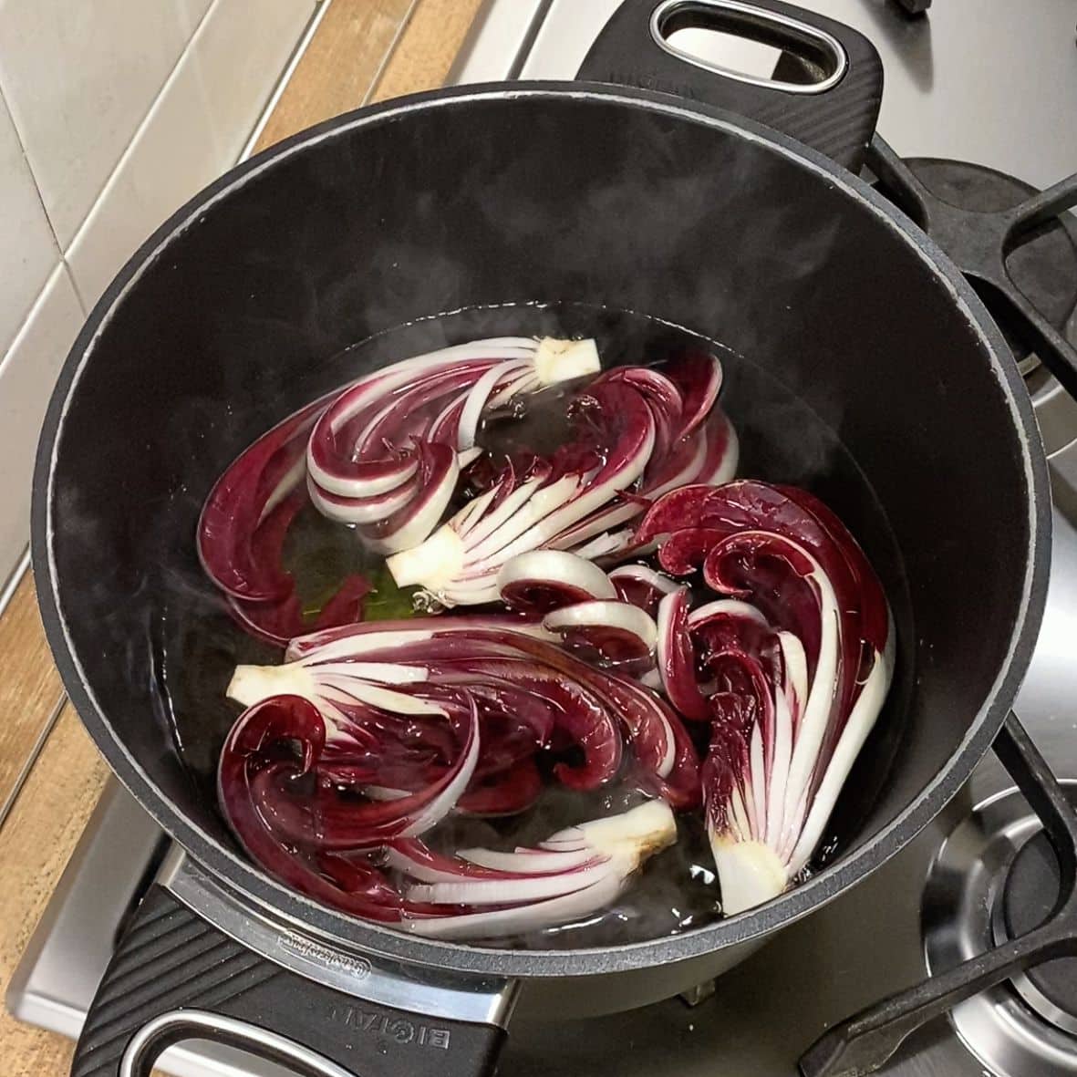 versare radicchio in pentola