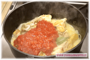 Aggiunta del pomodoro al pollo