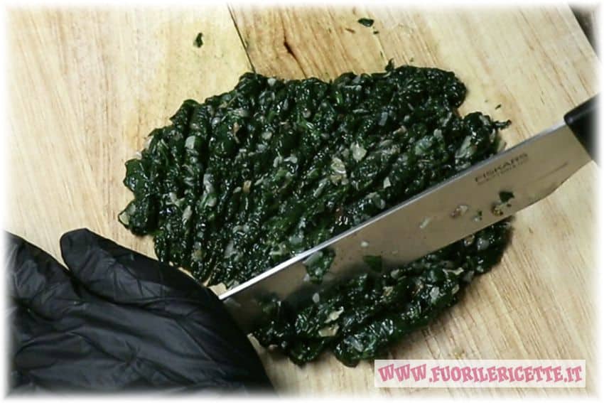 taglio spinaci al coltello