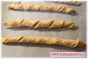 Grissini di pasta sfoglia al formaggio