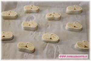 Adagiamole su una teglia foderata con carta forno Ventaglietti di pasta sfoglia (Prussiane)