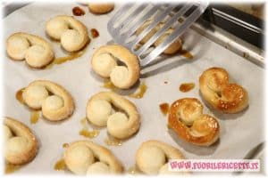 A questo punto giriamo tutti i ventagli e inforniamo di nuovo per 3-4 minuti Ventaglietti di pasta sfoglia (Prussiane)