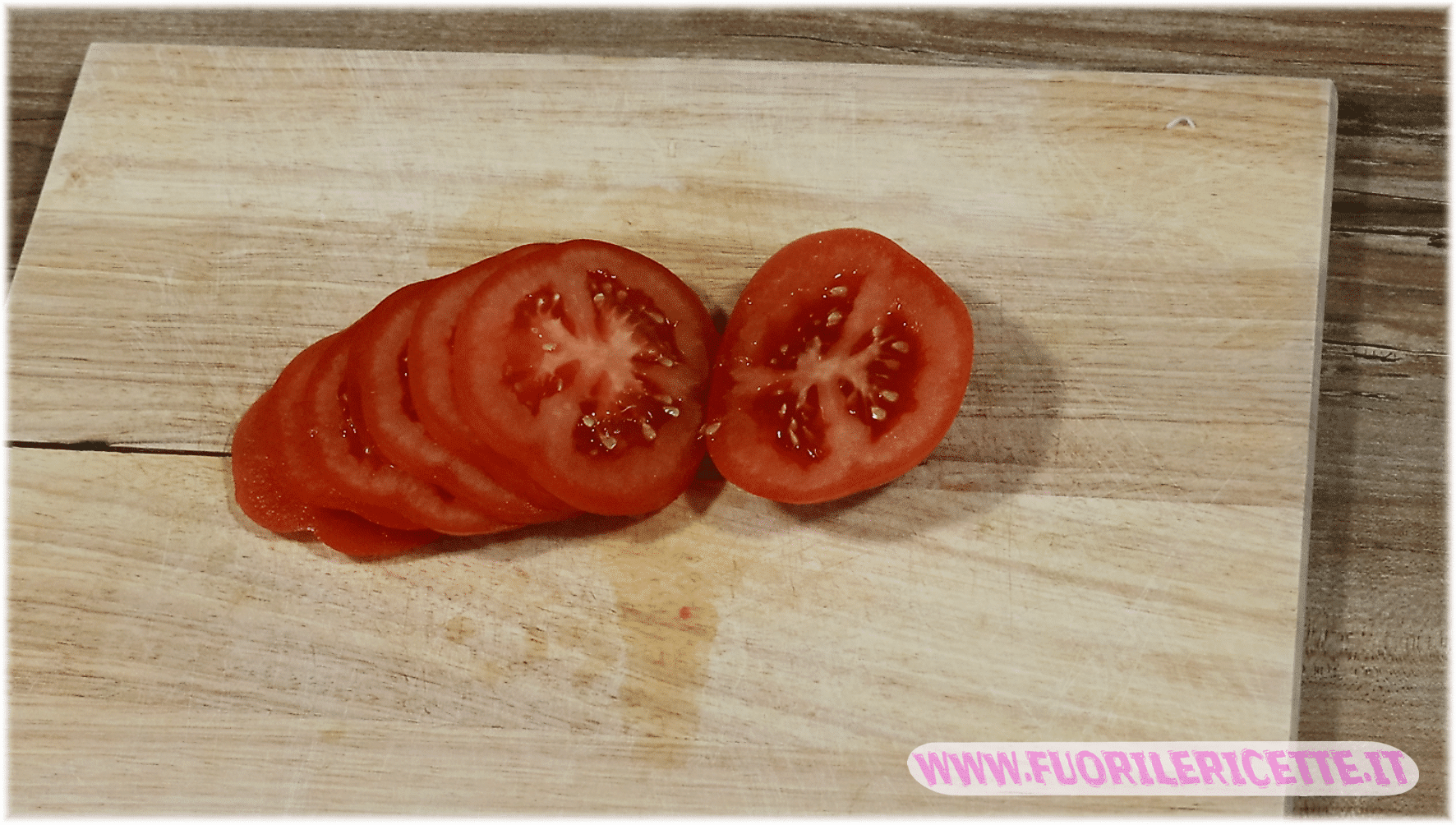 tagliare il pomodoro