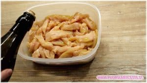 marinare gli straccetti Straccetti di tacchino sfiziosi al curry