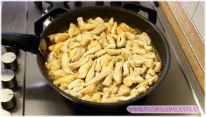Cucinare gli straccetti in padella Straccetti di tacchino sfiziosi al curry