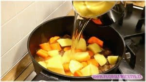 aggiungere il brodo allo spezzatino - Spezzatino di manzo con patate
