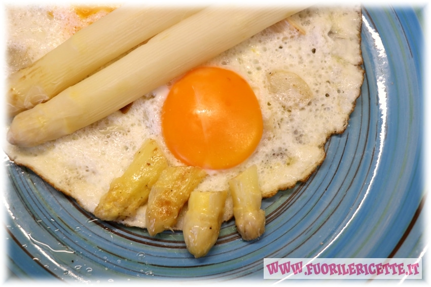 Uova con asparagi bianchi