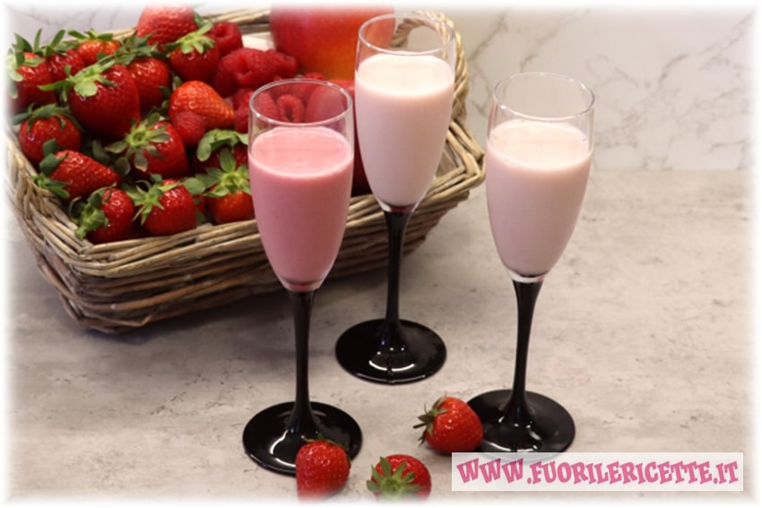 Cocktail con gelato e succo di mela