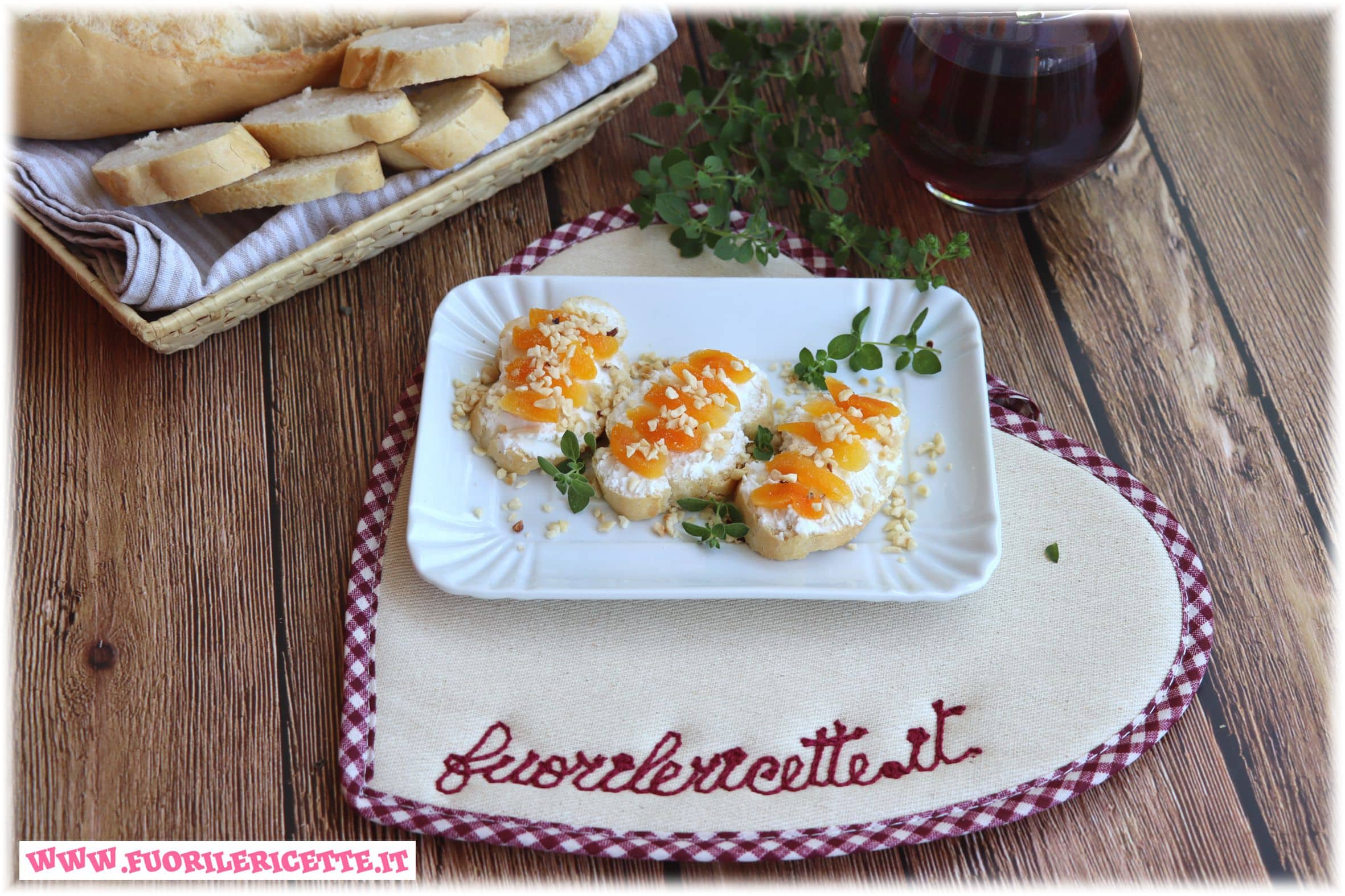 Crostini al Caprino Albicocca e Mandorle