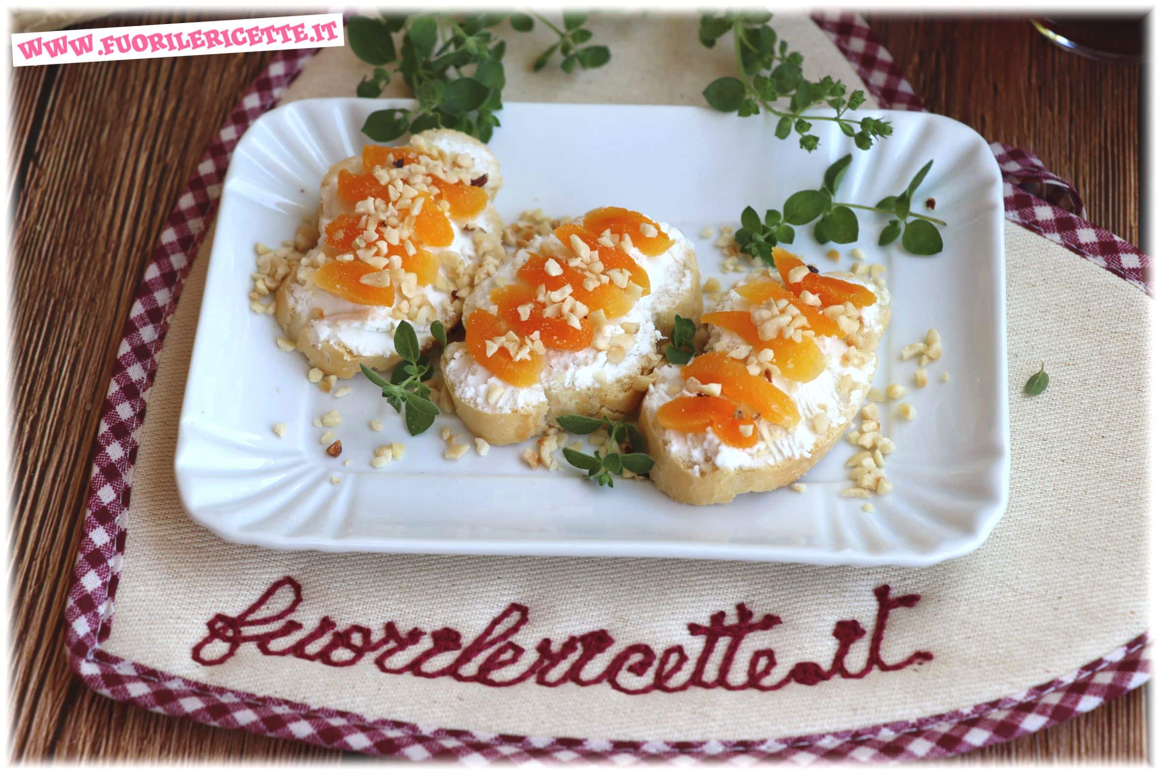 Crostini al Caprino Albicocca e Mandorle
