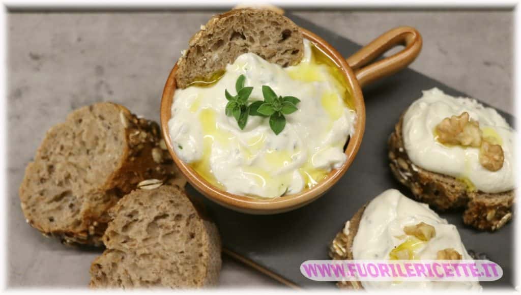 Crostini con crema di formaggio e feta