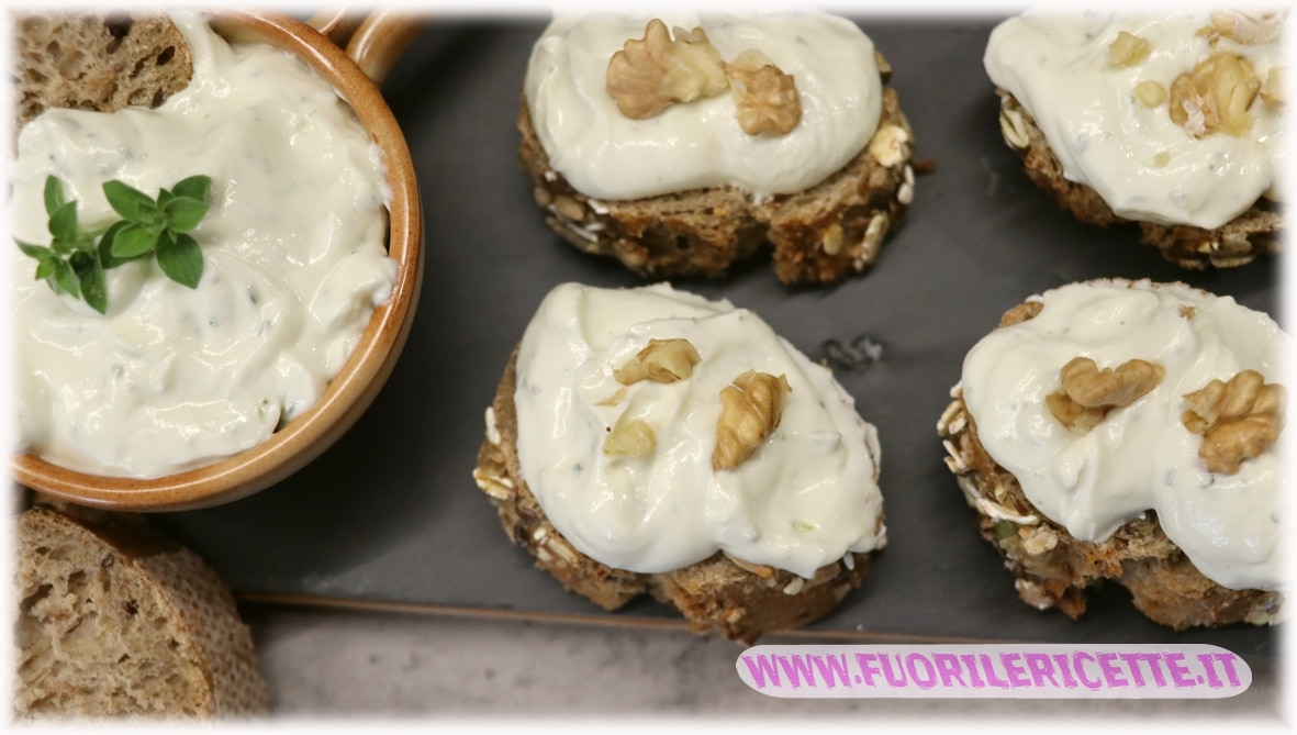 Crostini con crema di formaggio e feta